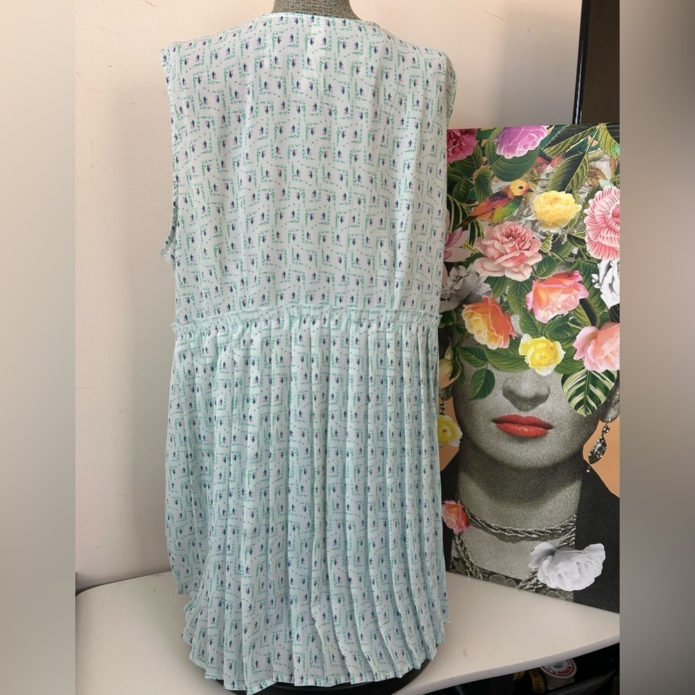 Seven7 pleated, pin-tucked floral top 2x generously cut, flattering, springtime - Picture 2 of 8